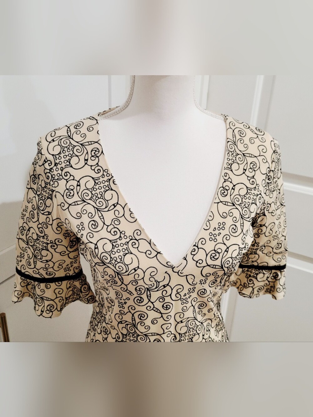 Tocca Silk/Wool Blend Cream & Black Embroidered V-Neck Midi Dress | Size 6 - Picture 4 of 10